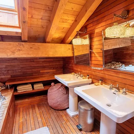 Chalet Le Cairn - Unique Ski-in Ski-out Location! Meribel
