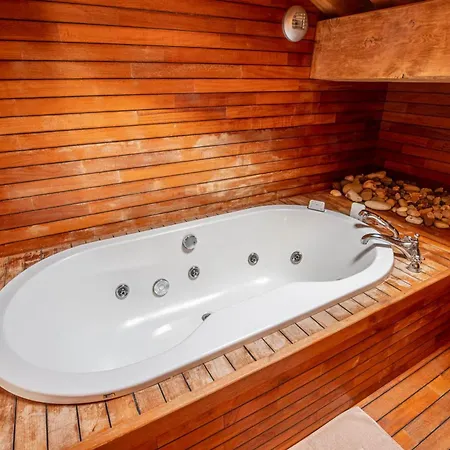 Le Cairn - Unique Ski-in Ski-out Location! Chalet