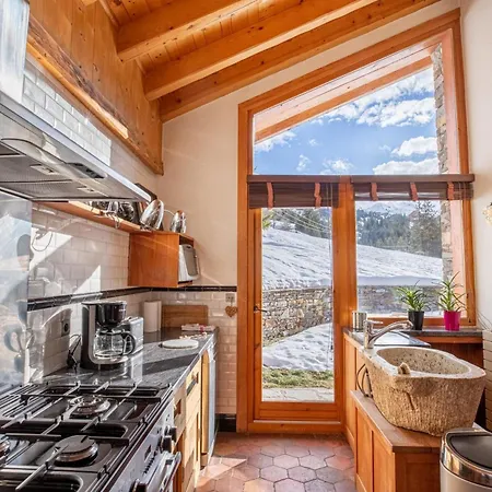 Chalet Le Cairn - Unique Ski-in Ski-out Location! *