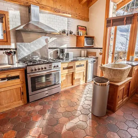 Le Cairn - Unique Ski-in Ski-out Location! Chalet
