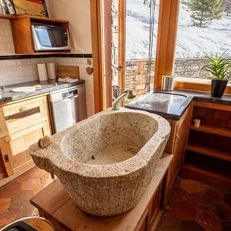 Le Cairn - Unique Ski-in Ski-out Location! Chalet