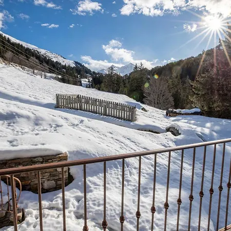 Chalet Le Cairn - Unique Ski-in Ski-out Location! Outside Hot Tube *