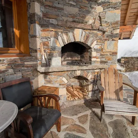 Le Cairn - Unique Ski-in Ski-out Location! Outside Hot Tube Chalet