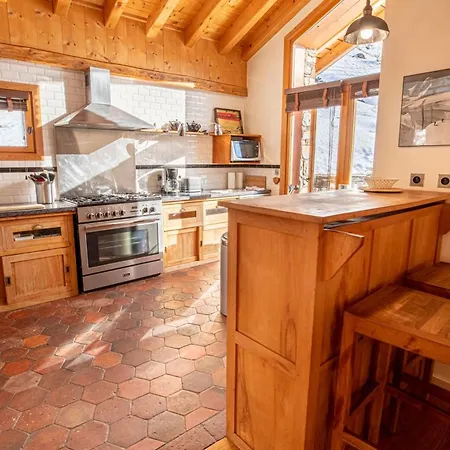 Chalet Le Cairn - Unique Ski-in Ski-out Location! Outside Hot Tube Meribel