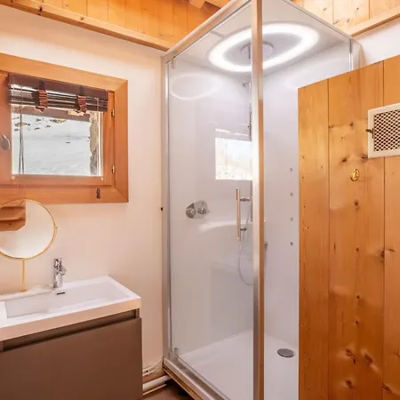 Le Cairn - Unique Ski-in Ski-out Location! Outside Hot Tube Chalet *