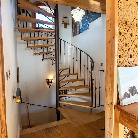 Chalet Le Cairn - Unique Ski-in Ski-out Location! Outside Hot Tube *